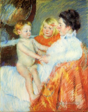 メアリー・カサット Painting - 母親のサラと赤ちゃんの母親の子供たち メアリー・カサット